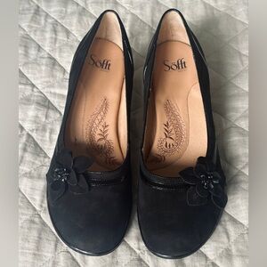 🆕 Söfft Kensington Suede 2in heels w floral accents & padded insoles Size 11 🖤